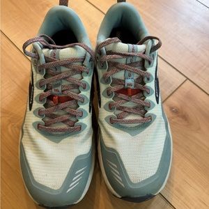 LIKE NEW!!  Brooks Cascadia 16 Women’s trail running shoes